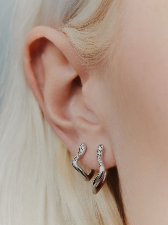 Yasmin 8 Huggie Silver (RIGHT) in the group Earrings / Silver Earrings at SCANDINAVIAN JEWELRY DESIGN (100999AG)