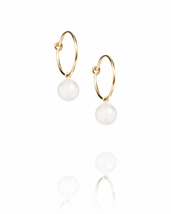 Pop Pearls Hoops Earrings Gold in the group Earrings / Pearl Earrings at SCANDINAVIAN JEWELRY DESIGN (12-101-02110-0000)