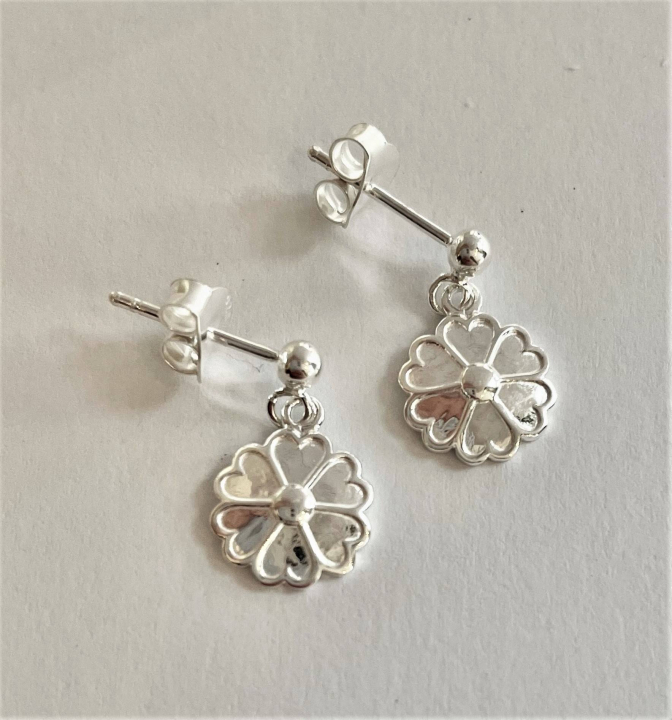 Uppland Earring blommor litet silver in the group Earrings / Silver Earrings at SCANDINAVIAN JEWELRY DESIGN (820081925)