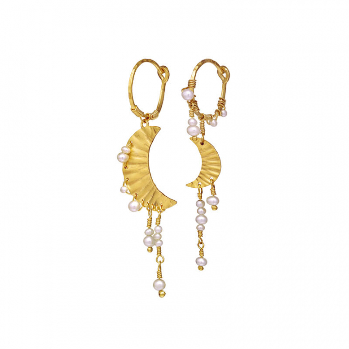 Esta Earring Gold in the group Earrings / Pearl Earrings at SCANDINAVIAN JEWELRY DESIGN (9843A)