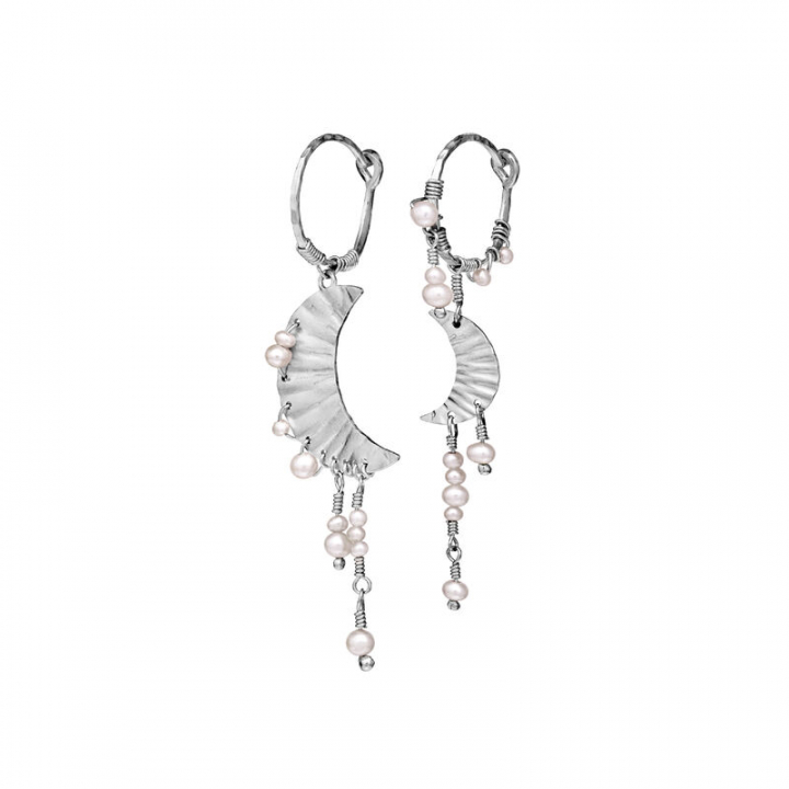 Esta Earring Silver in the group Earrings / Pearl Earrings at SCANDINAVIAN JEWELRY DESIGN (9843C)