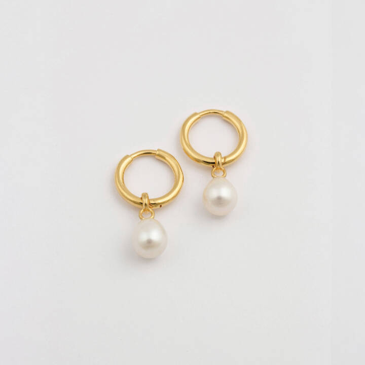 Treasure Pearl Hoops Gold in the group Earrings / Pearl Earrings at SCANDINAVIAN JEWELRY DESIGN (EG1210)
