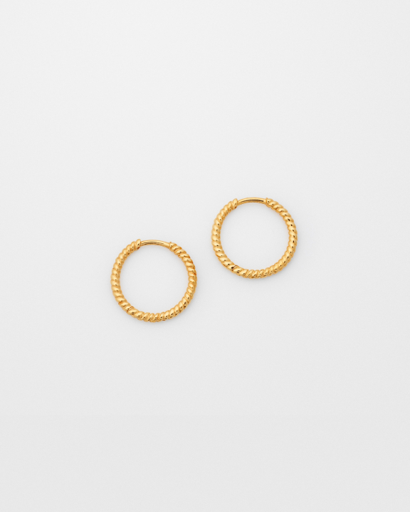 Beloved Twisted Medium Hoops Gold in the group Earrings / Gold Earrings at SCANDINAVIAN JEWELRY DESIGN (EG1259)