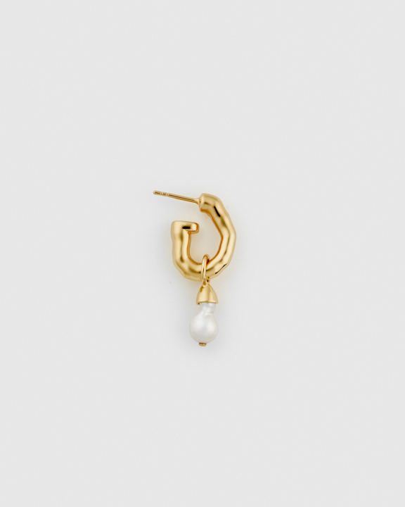 Mary Short Single Earring Gold in the group Earrings / Pearl Earrings at SCANDINAVIAN JEWELRY DESIGN (EG1274)