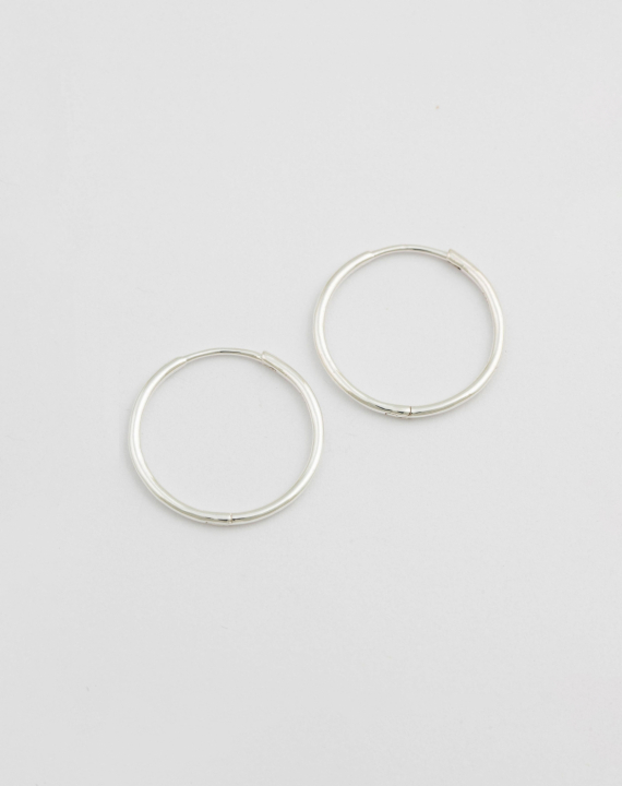 Beloved Medium Hoops Silver in the group Earrings / Silver Earrings at SCANDINAVIAN JEWELRY DESIGN (ES1132)