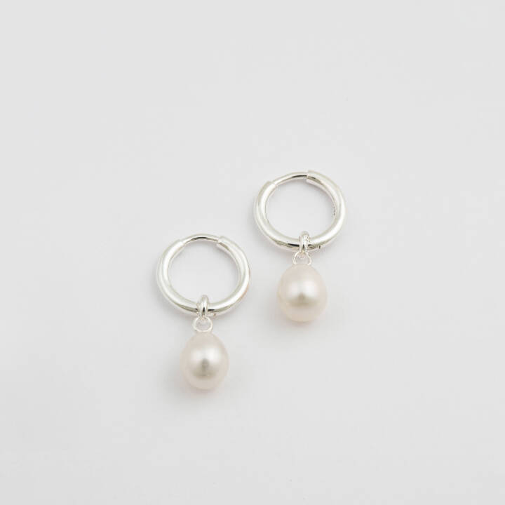 Treasure Pearl Hoops Silver in the group Earrings / Pearl Earrings at SCANDINAVIAN JEWELRY DESIGN (ES1210)