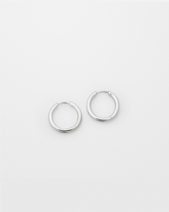 Beloved Fat Medium Hoops Silver in the group Earrings / Silver Earrings at SCANDINAVIAN JEWELRY DESIGN (ES1256)