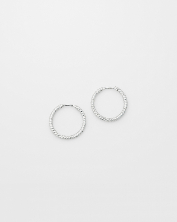 Beloved Twisted Medium Hoops Silver in the group Earrings / Silver Earrings at SCANDINAVIAN JEWELRY DESIGN (ES1259)