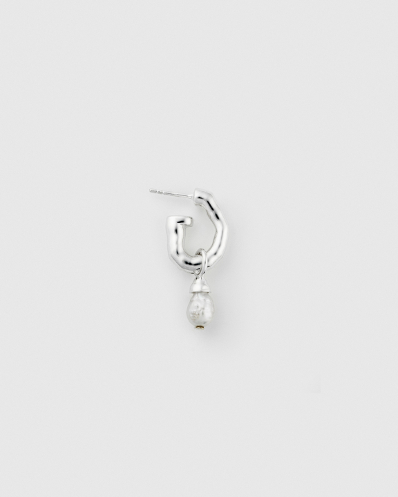 Mary Short Single Earring Silver in the group Earrings / Pearl Earrings at SCANDINAVIAN JEWELRY DESIGN (ES1274)