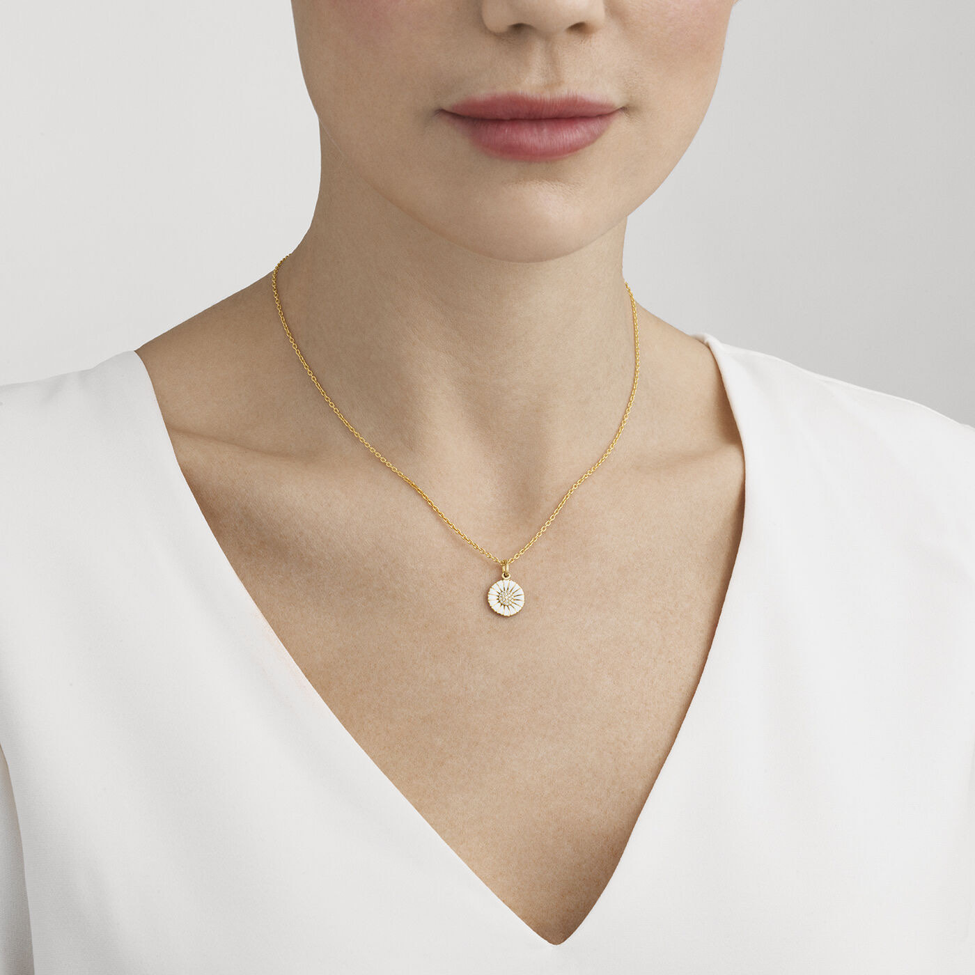 DAISY Pendant Goldpläterat Sterling silver medium WHITE ENAMEL 11 MM Diamonds 0.05 ct 40 cm