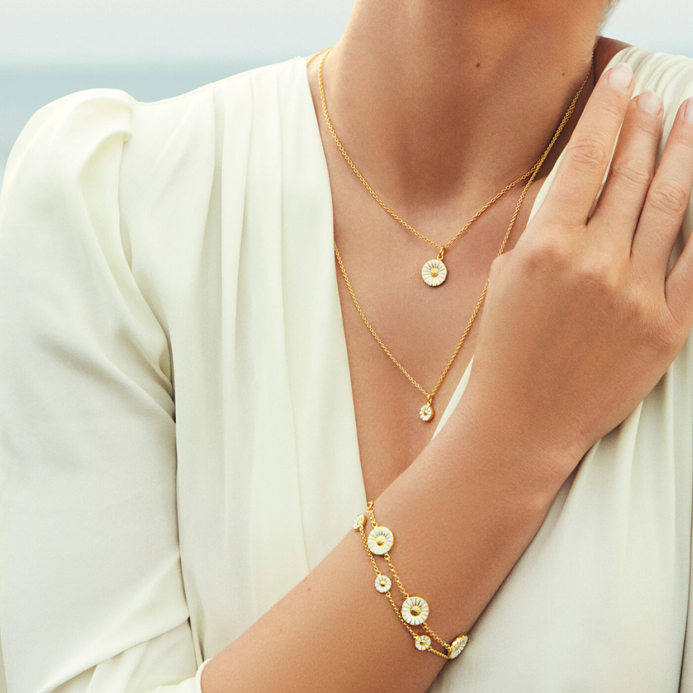 DAISY Bracelets Silver Goldpläterad WHITE ENAMEL 5X7 MM DAISY 18.5 cm