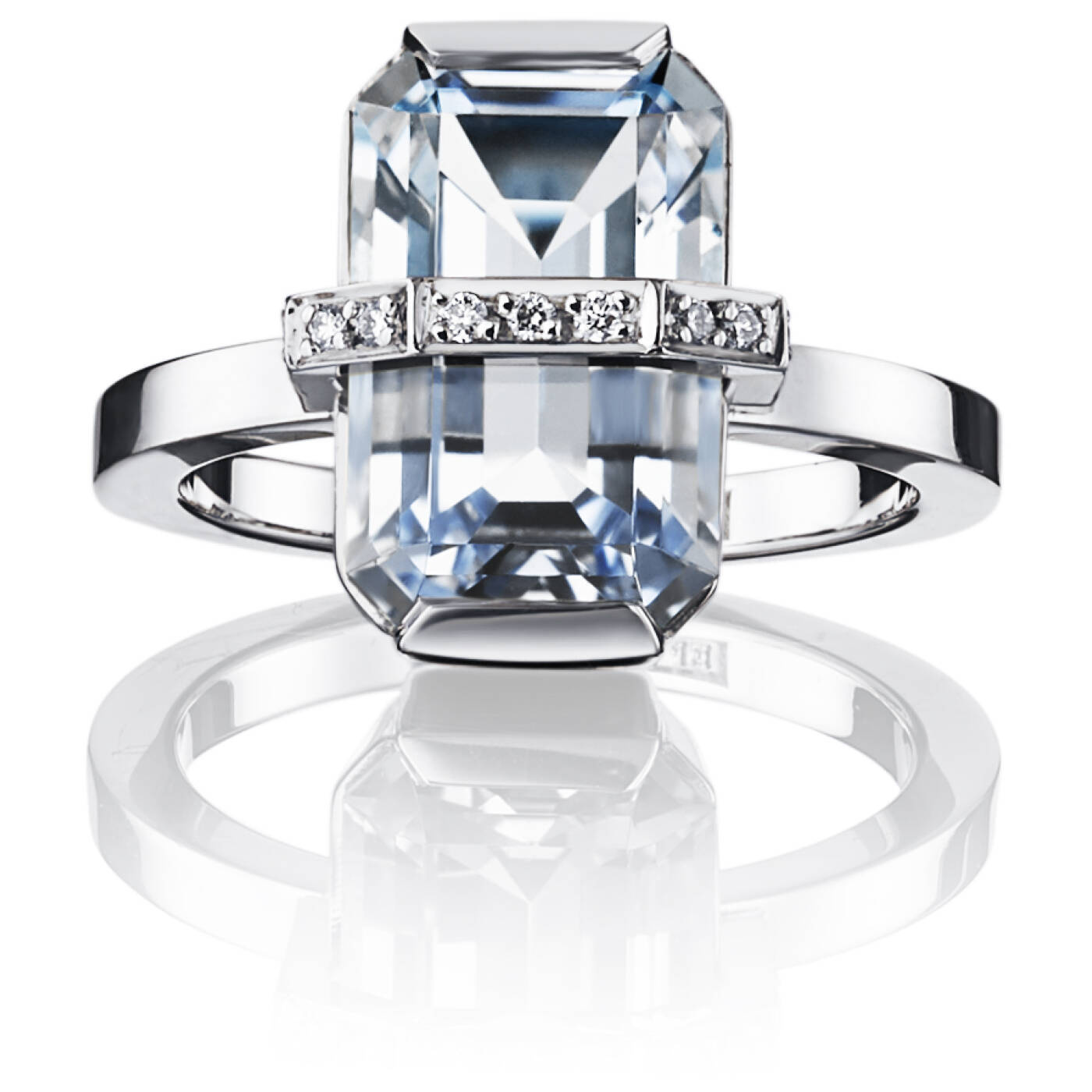 Little Bend Over - Aquamarine Ring White gold