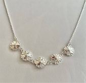 Uppland Necklaces 5 blommor silver 42+3+5 cm