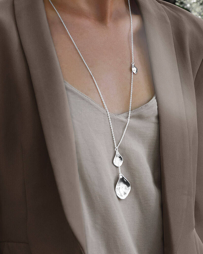 Gaias Grace single long Necklaces silver